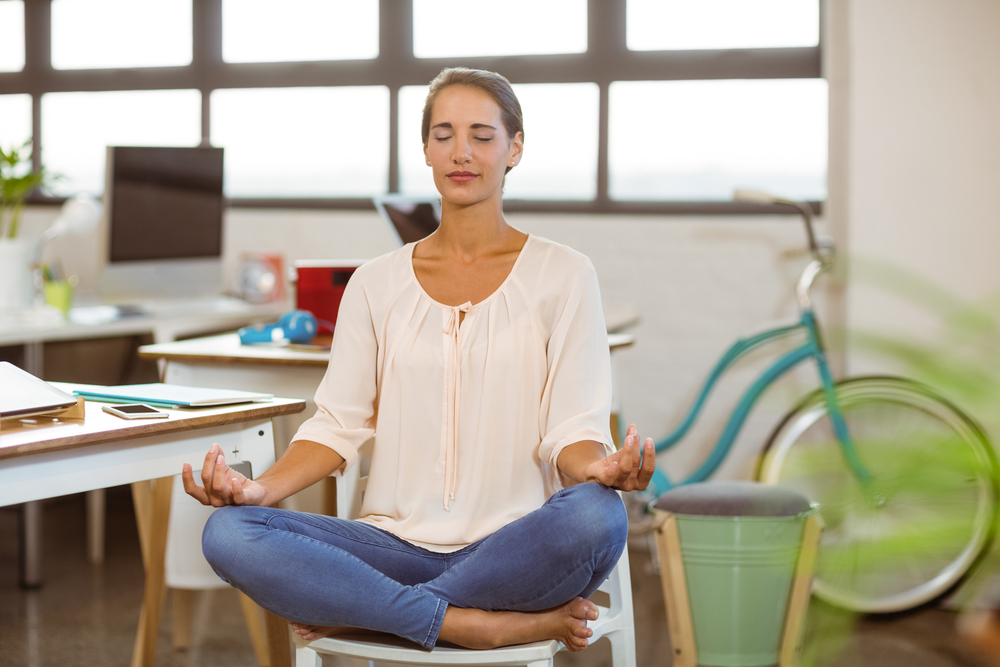 yoga utgjør mens du sitter