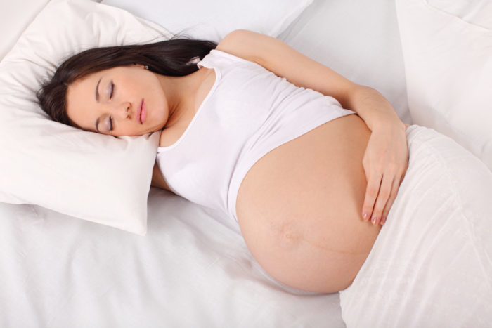 sover på magen mens du er gravid