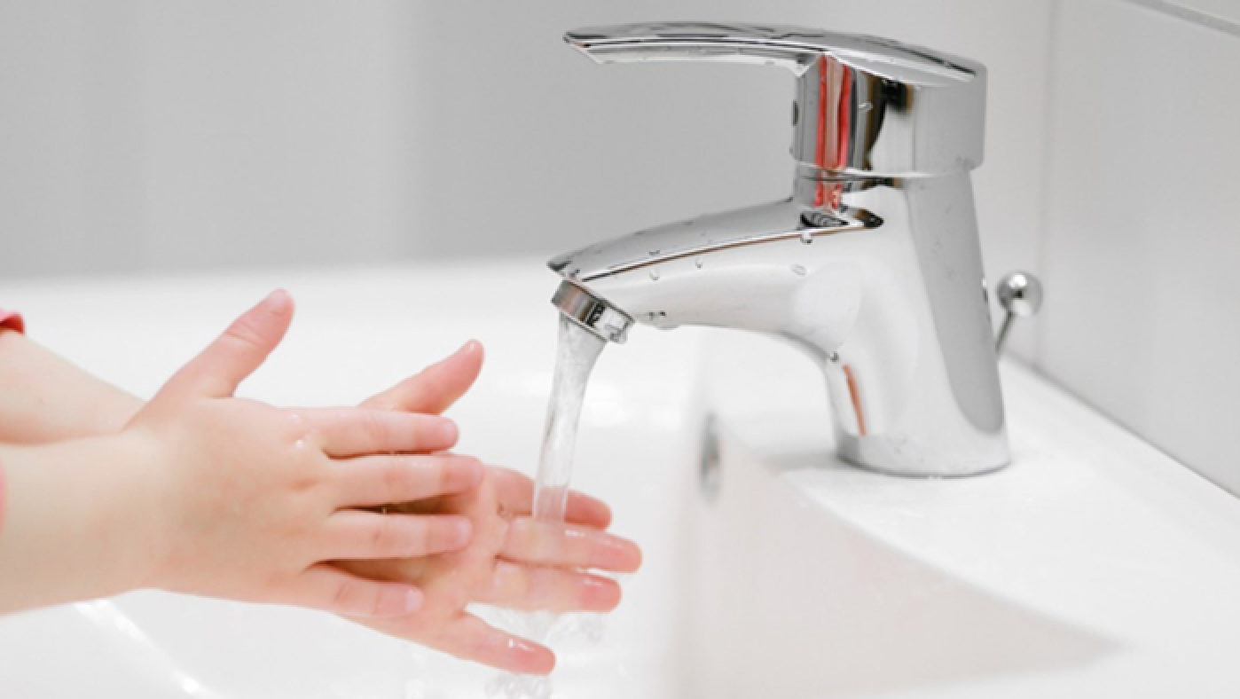 vask hendene med rennende vann