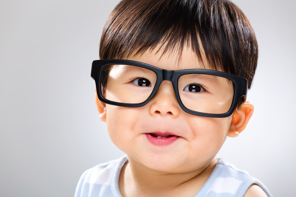 barn bærer briller