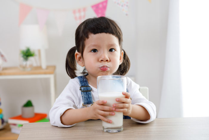 barn drikker kumelk melk