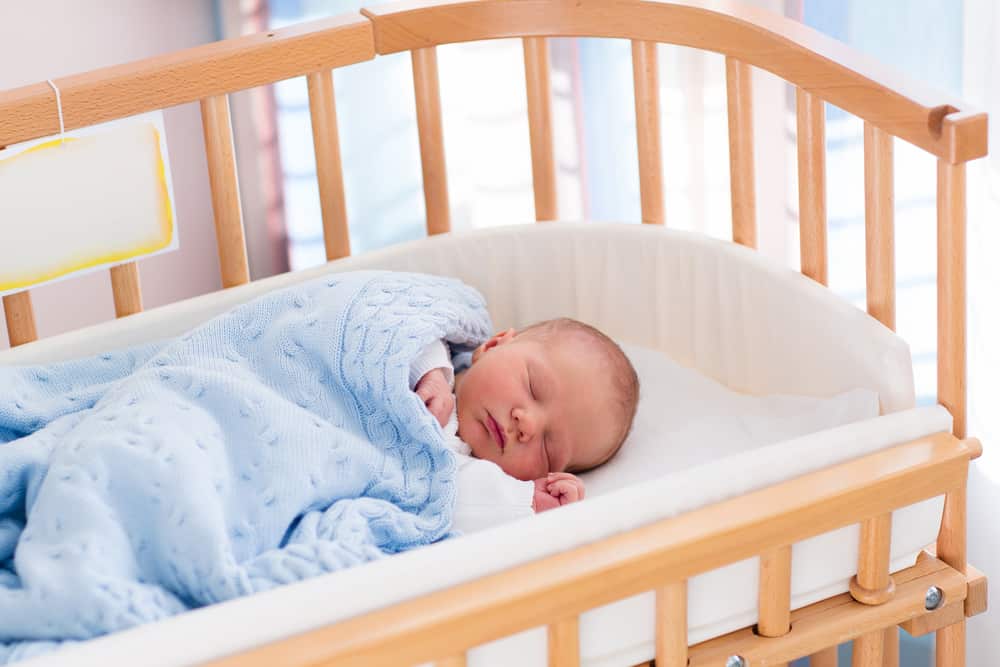 Faren for at babyer sover med tepper