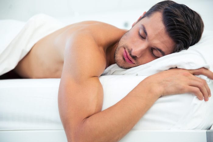 fordelene med å sove naken